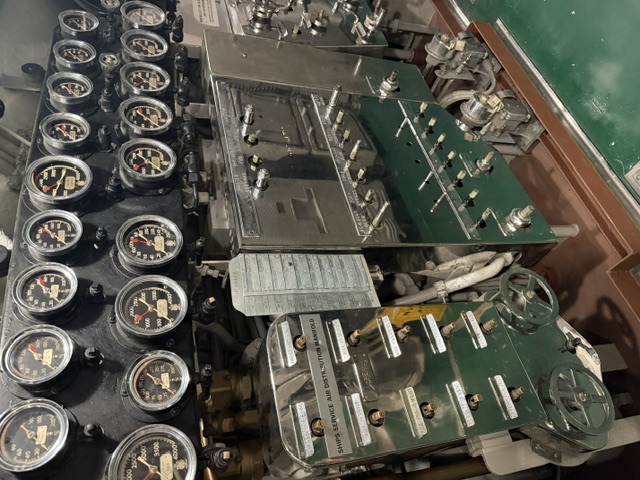 SHIPS SERVICE AIR DISTRIBUTION MANIFOLD